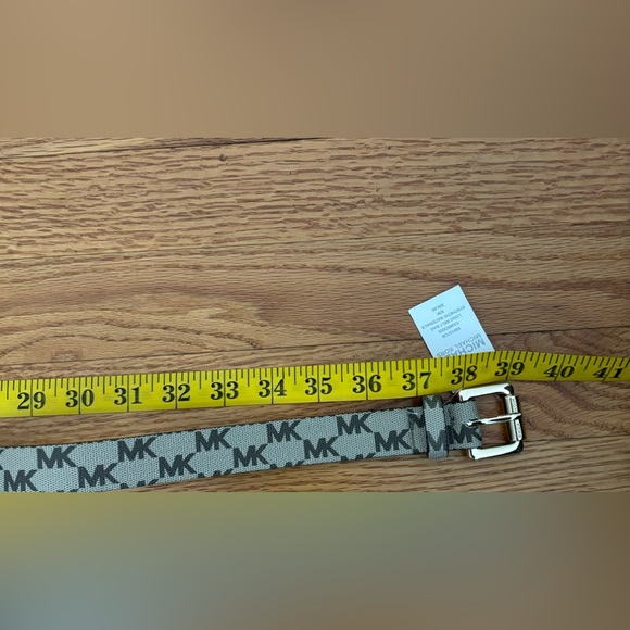 Michael Kors Cambodia Belt Bag Women’s S/M Brown Tan Logo Zip Adjustable NWT - Picture 11 of 11